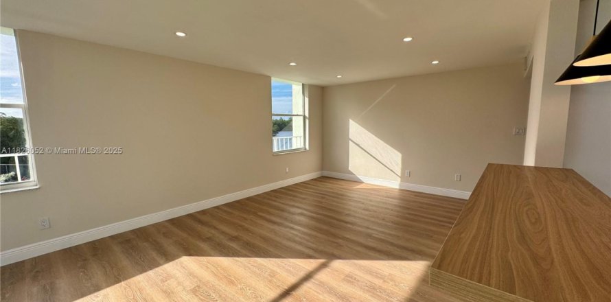 Condo in North Miami Beach, Florida, 2 bedrooms № 1799481