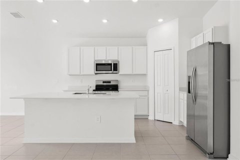 Villa ou maison à louer à Kissimmee, Floride: 4 chambres, 179.86 m2 № 2413573 - photo 3