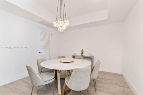 Condo in Miami, Florida, 2 bedrooms № 1993986 - photo 12