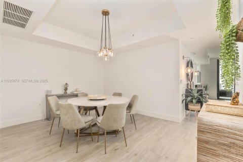 Condo in Miami, Florida, 2 bedrooms № 1993986 - photo 10