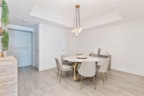 Condo in Miami, Florida, 2 bedrooms № 1993986 - photo 11