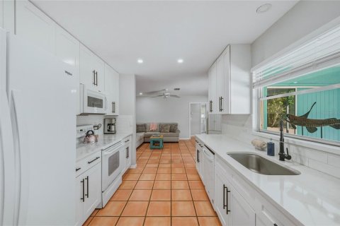 House in Bradenton, Florida 4 bedrooms, 185.34 sq.m. № 2101584 - photo 13