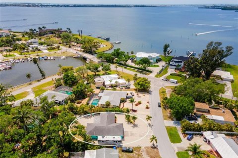 House in Bradenton, Florida 4 bedrooms, 185.34 sq.m. № 2101584 - photo 5