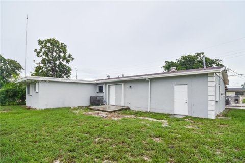 Casa en alquiler en Miami Gardens, Florida, 3 dormitorios, 144.65 m2 № 1887742 - foto 16