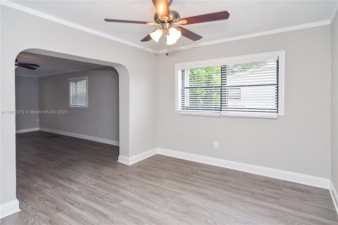 Casa en alquiler en Miami Gardens, Florida, 3 dormitorios, 144.65 m2 № 1887742 - foto 2