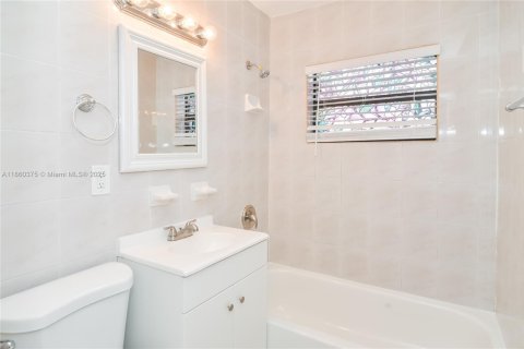 Casa en alquiler en Miami Gardens, Florida, 3 dormitorios, 144.65 m2 № 1887742 - foto 12