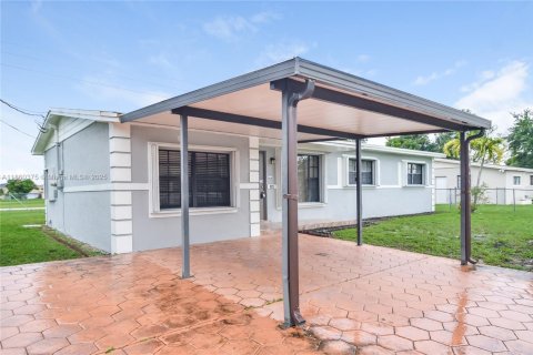 Casa en alquiler en Miami Gardens, Florida, 3 dormitorios, 144.65 m2 № 1887742 - foto 1