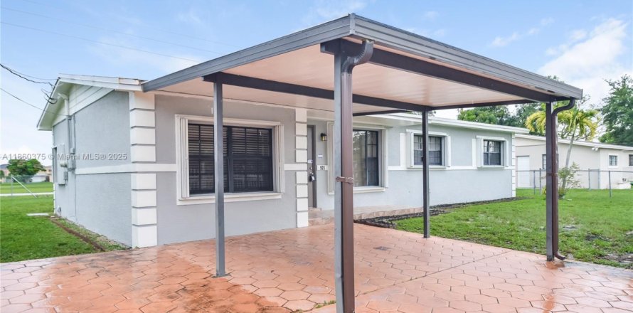 Villa ou maison à Miami Gardens, Floride 3 chambres, 144.65 m2 № 1887742