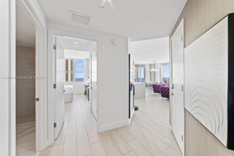 Copropriété à louer à Hollywood, Floride: 2 chambres, 98.48 m2 № 1863153 - photo 1