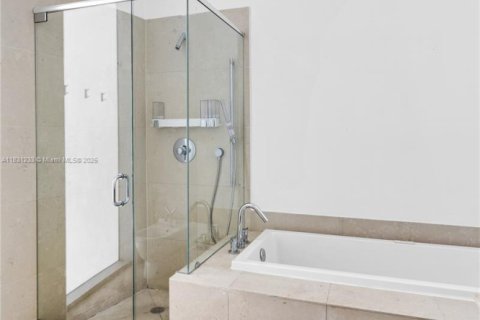 Купить кондоминиум в Майами, Флорида 2 спальни, 116.59м2, № 1818403 - фото 23