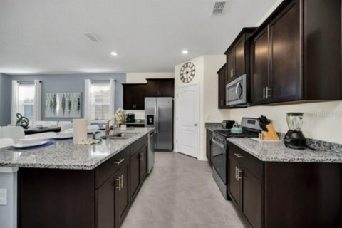 House in Davenport, Florida 6 bedrooms, 303.79 sq.m. № 1865864 - photo 3