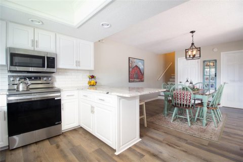 Townhouse in Seminole, Florida 2 bedrooms, 145.3 sq.m. № 1552844 - photo 6