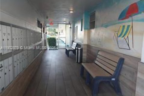 Condominio en alquiler en Hallandale Beach, Florida, 1 dormitorio, 68 m2 № 1954495 - foto 12