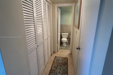 Condominio en alquiler en Hallandale Beach, Florida, 1 dormitorio, 68 m2 № 1954495 - foto 14