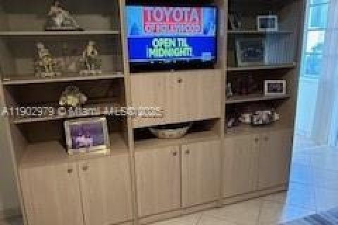 Condominio en alquiler en Hallandale Beach, Florida, 1 dormitorio, 68 m2 № 1954495 - foto 20