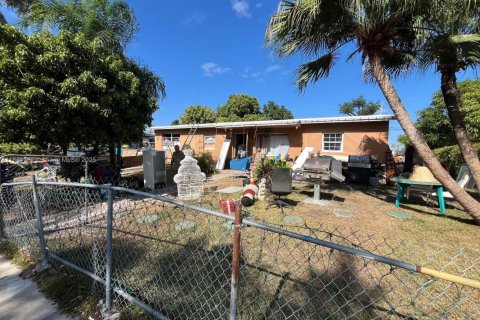 House in Miami, Florida 3 bedrooms, 121.33 sq.m. № 1931136 - photo 1