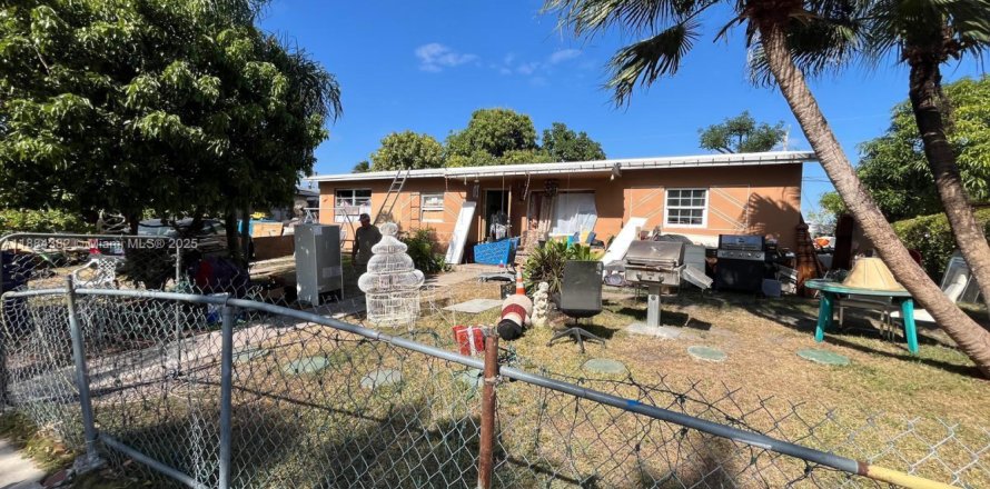 House in Miami, Florida 3 bedrooms, 121.33 sq.m. № 1931136