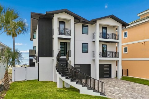 House in Clearwater, Florida 4 bedrooms, 373.93 sq.m. № 2214024