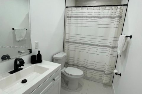 House in Miami, Florida 3 bedrooms, 103.49 sq.m. № 1983450 - photo 12