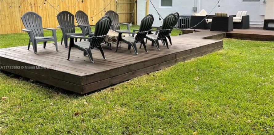 House in Miami, Florida 3 bedrooms, 103.49 sq.m. № 1983450