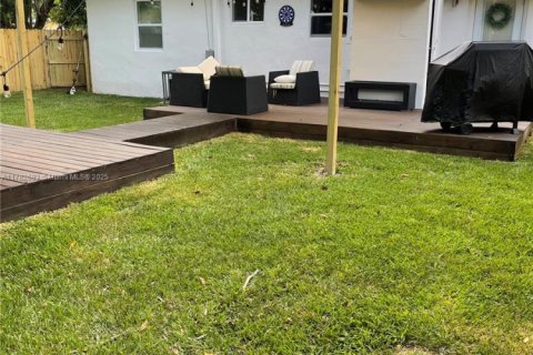 House in Miami, Florida 3 bedrooms, 103.49 sq.m. № 1983450 - photo 2