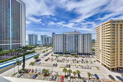 Copropriété à vendre à Hallandale Beach, Floride: 1 chambre, 81.94 m2 № 2088586 - photo 15