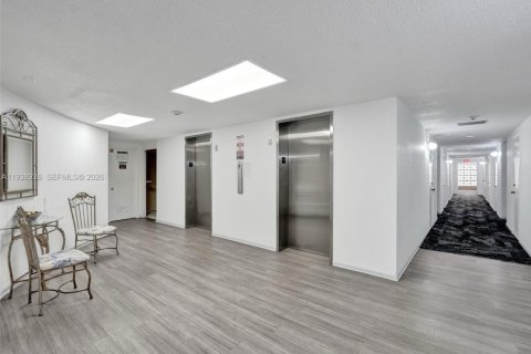 Copropriété à vendre à Hallandale Beach, Floride: 1 chambre, 81.94 m2 № 2088586 - photo 16