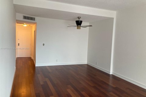 Condo in Aventura, Florida, 1 bedroom № 1924038 - photo 1