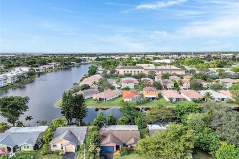 House in Tamarac, Florida 2 bedrooms, 153.85 sq.m. № 2003556 - photo 30