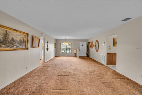 House in Tamarac, Florida 2 bedrooms, 153.85 sq.m. № 2003556 - photo 8