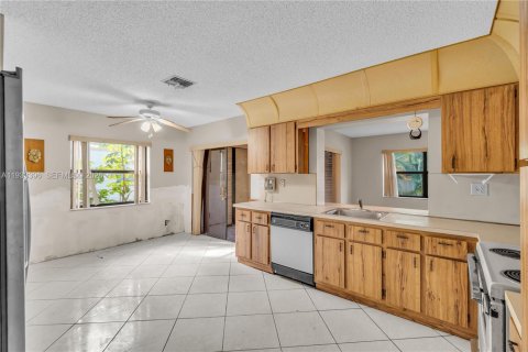 House in Tamarac, Florida 2 bedrooms, 153.85 sq.m. № 2003556 - photo 9