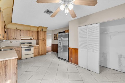 House in Tamarac, Florida 2 bedrooms, 153.85 sq.m. № 2003556 - photo 10