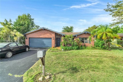 House in Tamarac, Florida 2 bedrooms, 153.85 sq.m. № 2003556