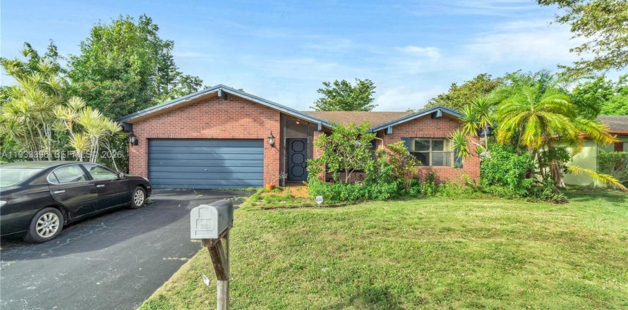 House in Tamarac, Florida 2 bedrooms, 153.85 sq.m. № 2003556