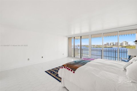 Condominio en alquiler en Miami, Florida, 3 dormitorios, 222.78 m2 № 1949284 - foto 18