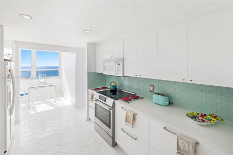 Condominio en alquiler en Miami, Florida, 3 dormitorios, 222.78 m2 № 1949284 - foto 13