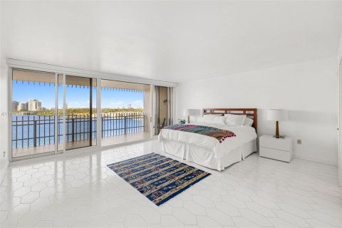 Condominio en alquiler en Miami, Florida, 3 dormitorios, 222.78 m2 № 1949284 - foto 16