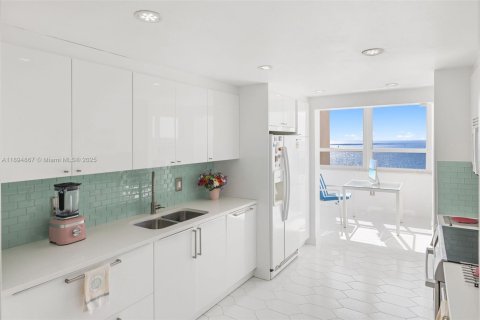 Condominio en alquiler en Miami, Florida, 3 dormitorios, 222.78 m2 № 1949284 - foto 15