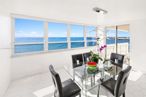 Condominio en alquiler en Miami, Florida, 3 dormitorios, 222.78 m2 № 1949284 - foto 9