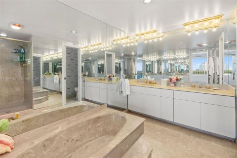 Condominio en alquiler en Miami, Florida, 3 dormitorios, 222.78 m2 № 1949284 - foto 22