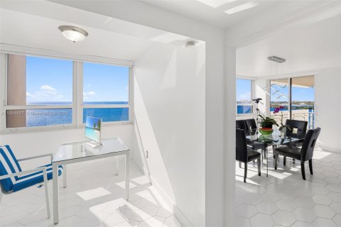 Condominio en alquiler en Miami, Florida, 3 dormitorios, 222.78 m2 № 1949284 - foto 8