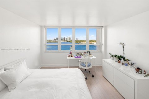 Condominio en alquiler en Miami, Florida, 3 dormitorios, 222.78 m2 № 1949284 - foto 26
