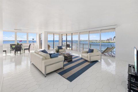 Condominio en alquiler en Miami, Florida, 3 dormitorios, 222.78 m2 № 1949284 - foto 3