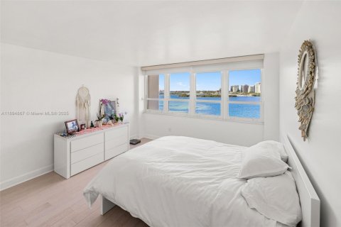 Condominio en alquiler en Miami, Florida, 3 dormitorios, 222.78 m2 № 1949284 - foto 29