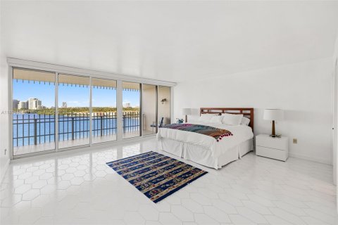 Condominio en alquiler en Miami, Florida, 3 dormitorios, 222.78 m2 № 1949284 - foto 17