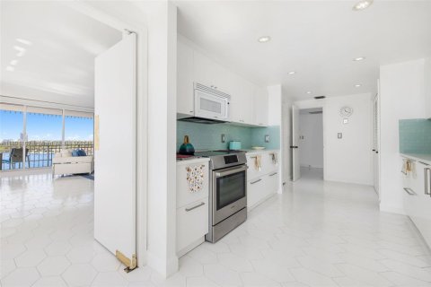 Condominio en alquiler en Miami, Florida, 3 dormitorios, 222.78 m2 № 1949284 - foto 11