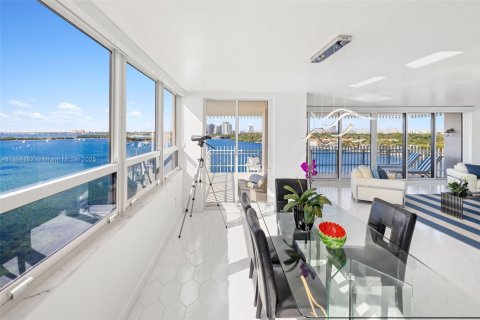Condominio en alquiler en Miami, Florida, 3 dormitorios, 222.78 m2 № 1949284 - foto 10