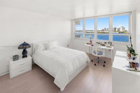 Condominio en alquiler en Miami, Florida, 3 dormitorios, 222.78 m2 № 1949284 - foto 25