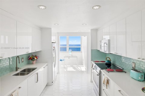 Condominio en alquiler en Miami, Florida, 3 dormitorios, 222.78 m2 № 1949284 - foto 14