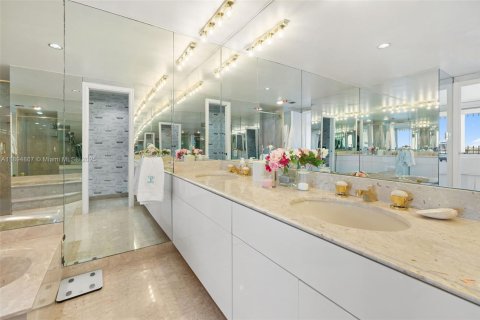 Condominio en alquiler en Miami, Florida, 3 dormitorios, 222.78 m2 № 1949284 - foto 23